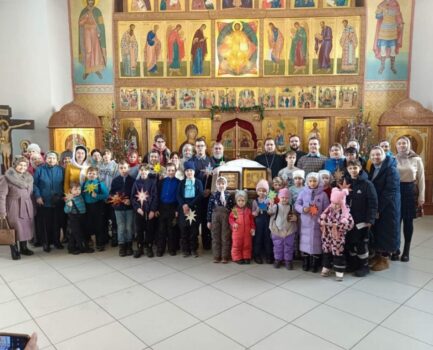 Воскресная школа Троицкого храма поздравила прихожан с Рождеством Христовым